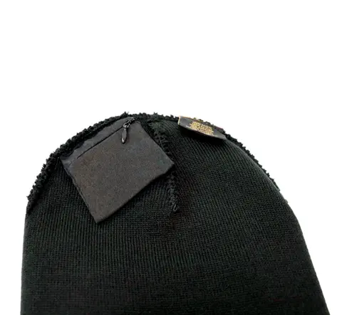 Gorro de Lana Negro con Parche Raw 3.webp